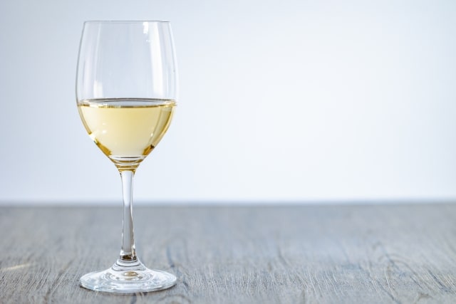 白ワインの種類や特徴とは？代表的なブドウの品種や選び方を解説｜ 暮らすぐるめ