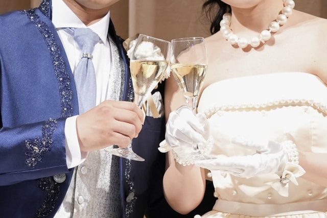 シャンパングラスをもつ新郎新婦